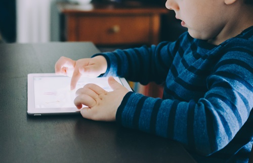 02 child using computer